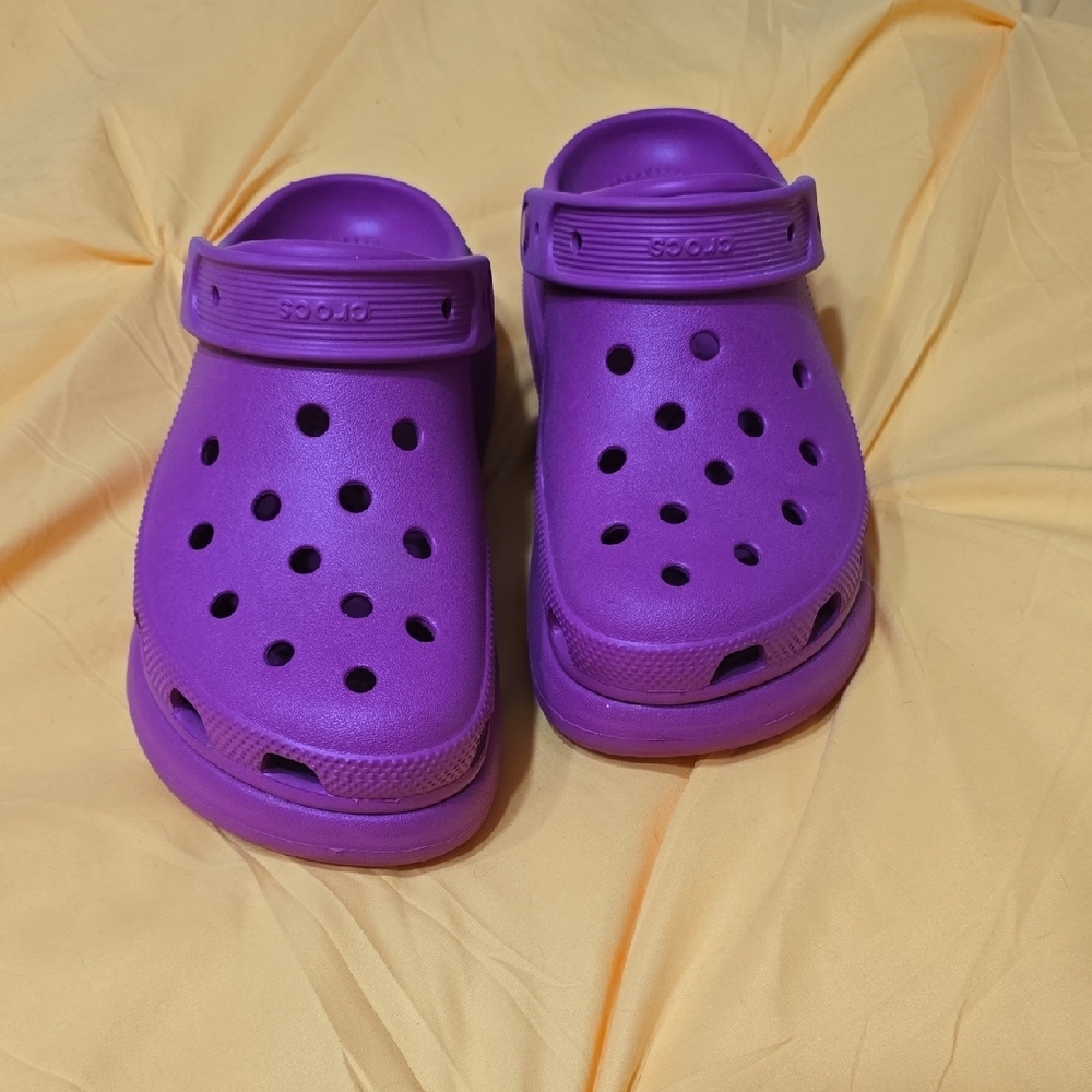 CROCS Pink Not PurpleSandals with Ventilation and Heel Strap